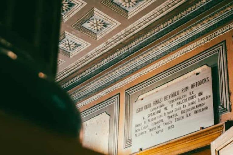 Plaques Funéraires Personnalisées : Une Sélection de Thèmes et Symboles Religieux