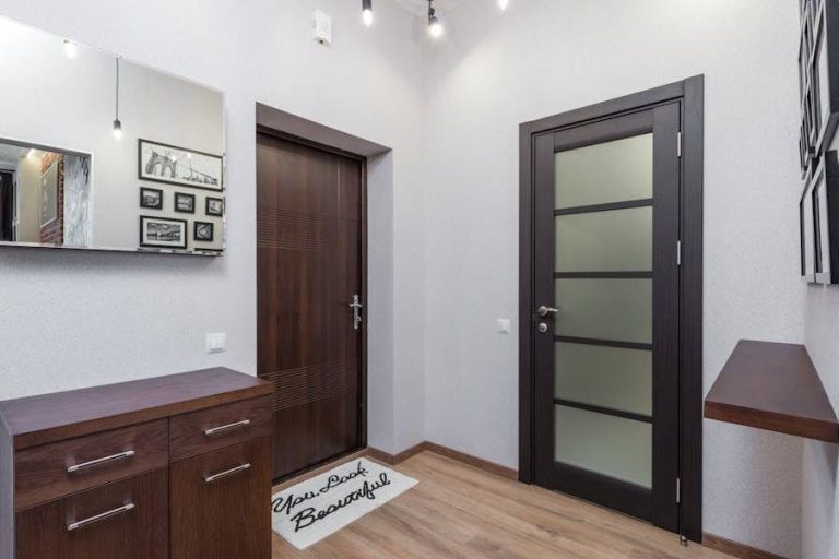 Portes PVC sur mesure pas cher : Des solutions accessibles pour tous les budgets